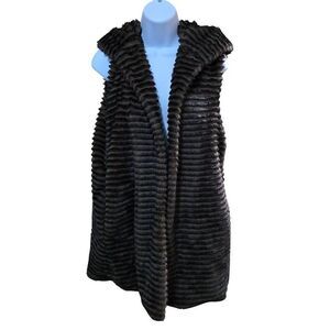Faux Fur Hooded Vest Black Ribbed Striped Design mob wife elegant old money